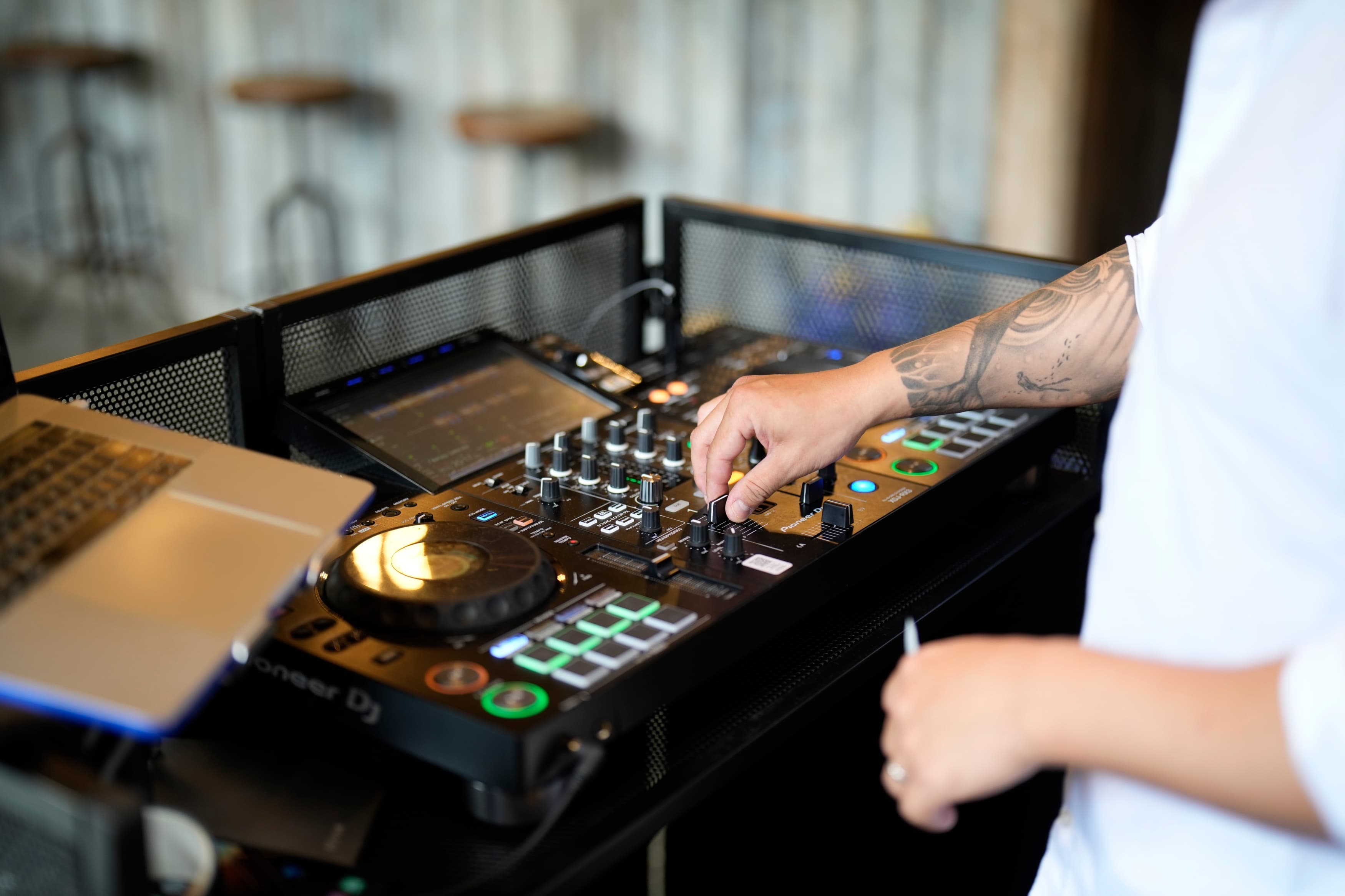 DJs